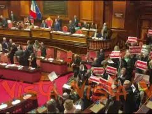 “No ai pieni poteri”, opposizione protesta in Aula con i cartelli dopo il voto su Riforma giustizia