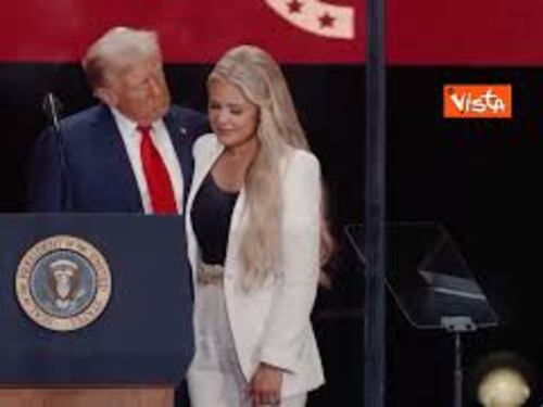 L'abbraccio tra Trump e la vedova Kirk ai Funerali per Charlie Kirk in Arizona