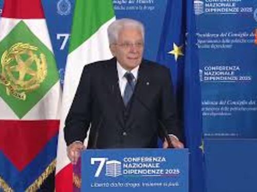 Mattarella "infrange il protocollo" e parla alla Conferenza sulle dipendenze