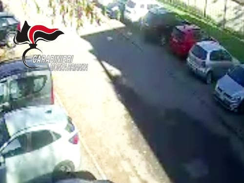 "Vuoi vedere i figli?", poi l'acido in faccia. Il video dell'agguato del rumeno alla ex