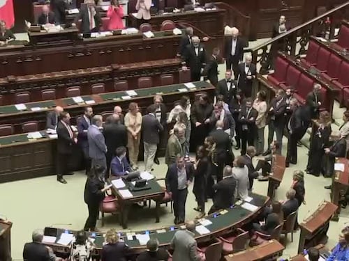 Pd, M5s e Avs bloccano l'emiciclo e occupano i banchi del governo "per la Flotilla"
