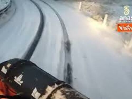Mezzi di Anas a lavoro sulle strade calabresi per rimuovere neve e ghiaccio