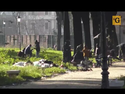 Ecco la piazza di spaccio dei migranti a due passi dal Colosseo