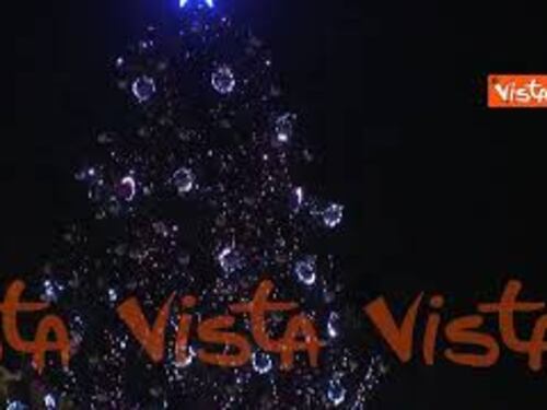 L'accensione dell'albero di Natale e l'inaugurazione del presepe a Piazza San Pietro