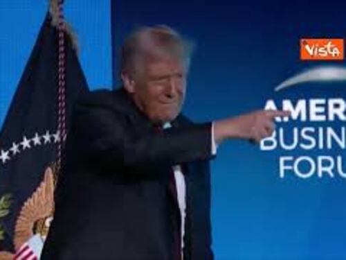 Trump balla la sua "Victory dance" al Business Forum di Miami per festeggiare un anno dall'elezione