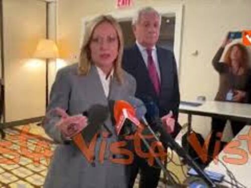 Ecco i gesti con le mani della premier Meloni mentre parla durante il punto stampa a New York