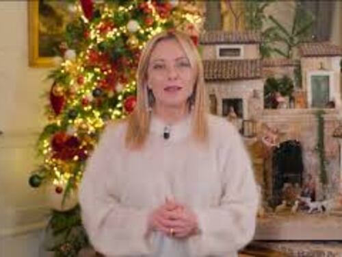 Gli auguri di Natale di Giorgia Meloni davanti al presepe: Siate orgogliosi della vostra identità