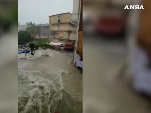 Scende dall'auto e viene travolta dall'acqua: dispersa donna ad Agrigento