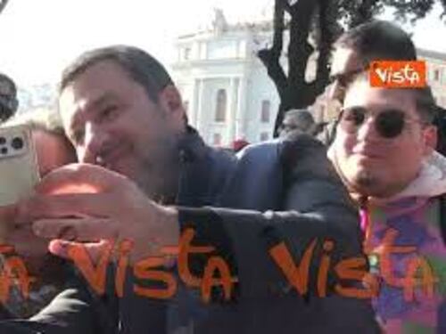 Atreju 2025, bagno di folla per il leader della Lega Salvini al suo arrivo a Castel Sant'Angelo