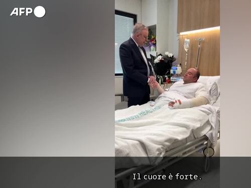 Spari a Bondi Beach, la visita in ospedale del premier australiano al cittadino eroe