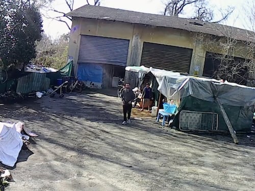 La caserma dei militari diventa un campo rom
