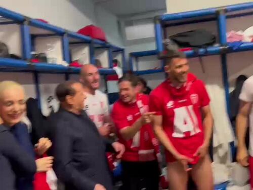 Silvio Berlusconi fa festa con i calciatori del Monza