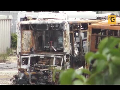 La furia dei rom contro l'Atac: "Sono pieni di soldi e danno fuoco ai bus"