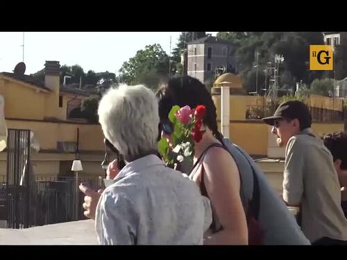 Vucumprà senza mascherina, l'ira dei ristoratori: "Nessuno li controlla"