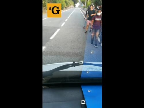 Migranti "assaltano" autobus senza mascherina e l'autista li lascia a piedi