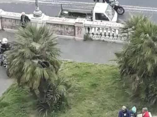 Le immagini della zuffa tra senzatetto di Napoli