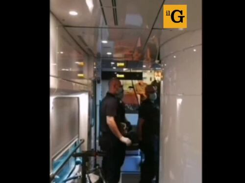 La police forza la porta del bagno: nascosti ci sono 8 migranti