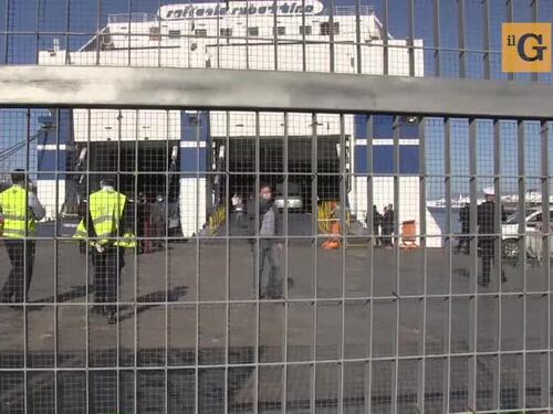 Sbarcano a Palermo i migranti dal traghetto Rubattino