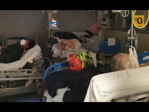 Le immagini choc dal pronto soccorso Covid: pazienti ammassati uno sull'altro