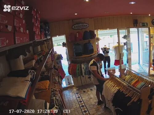 Il furto della maglietta nel negozio è live sulla telecamera