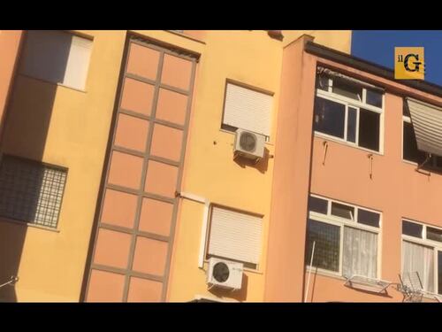 La mano dei rom sugli alloggi popolari: "Se ti allontani ti occupano casa"