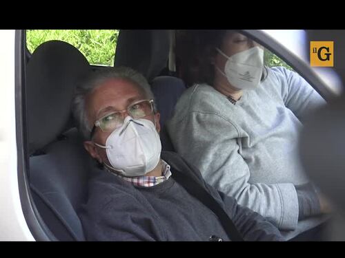 Ore di attesa per un tampone: "Chi deve fare pipì, la fa nella bottiglia"