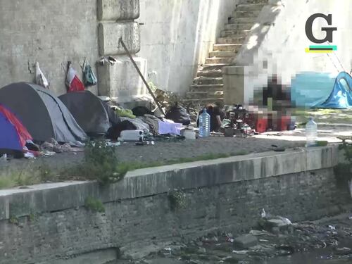 Il "tour" del degrado sul Tevere, tra immondizia e accampamenti