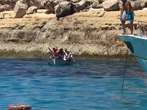 Sbarco di migranti a Lampedusa tra le barche dei turisti
