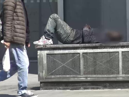 La città degli invisibili: a Roma migliaia di clochard in strada tra degrado e violenza
