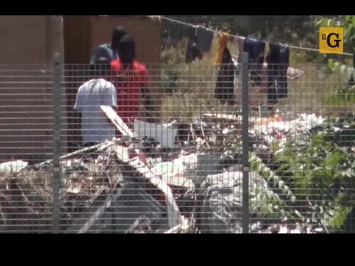 Il ritorno dei migranti in via Raffele Costi: "Ormai qui è terra di nessuno"