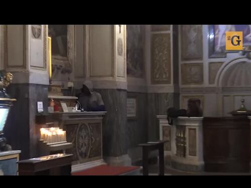 La chiesa apre le porte ai migranti e il sagrato si trasforma in bivacco
