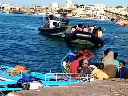 Ancora sbarchi a Lampedusa: le immagini di due barchini