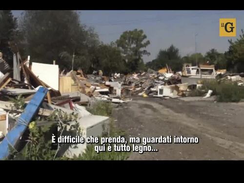 Maxi rogo di rifiuti nel campo rom sgomberato: "È la vendetta dei nomadi"