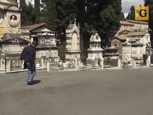 Cimiteri romani al collasso: "Costretti ad arrivare in Calabria per una cremazione"