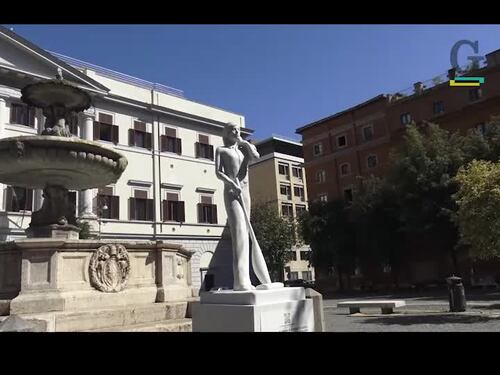 La statua che fa discutere: "La donna con l'aspirapolvere? Dipende..."