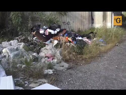Prigionieri dei roghi tossici, lo strazio di chi vive accanto al campo rom di via Salviati
