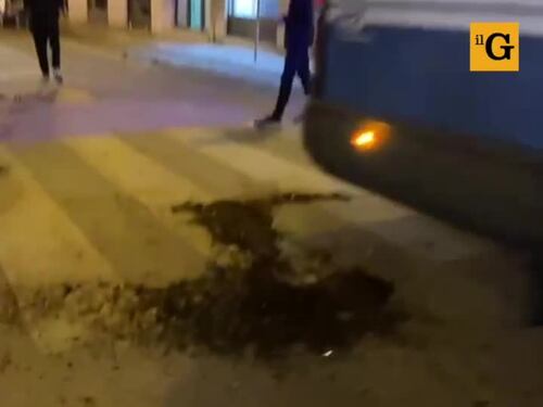 Scoppia il caos pure a Palermo: bombe carta contro la polizia