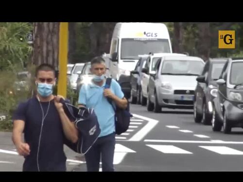 Le strisce pedonali sono irragiungibili: "Così per attraversare rischiamo la vita"