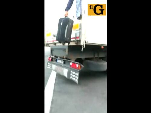 Migranti all'assalto dei tir per andare in Francia
