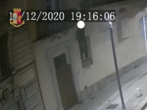 Furti in casa dei vip a Milano: ecco i ladri acrobati in azione