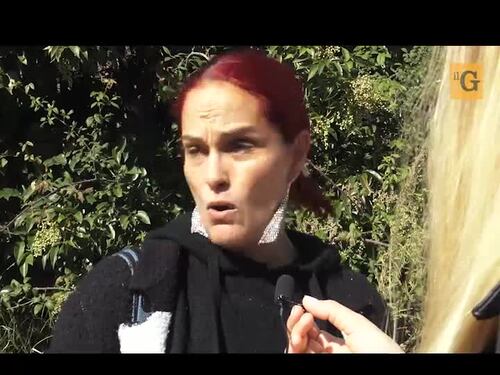 La Asl è accanto al campo rom. E la strada diventa una discarica