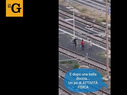 La rissa tra migranti diventa virale
