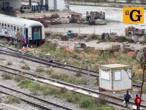 L'assalto dei migranti alle carrozze abbandonate della ferrovia