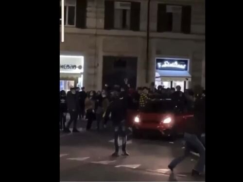 Il rapper spara tra la folla durante il party illegale