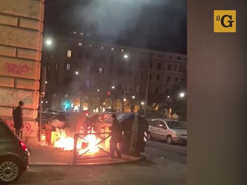 Rogo nella piazza ostaggio di clochard e migranti