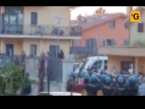 Focolaio nel centro di accoglienza occupato dai migranti: "Qui c'è pericolo di fughe"