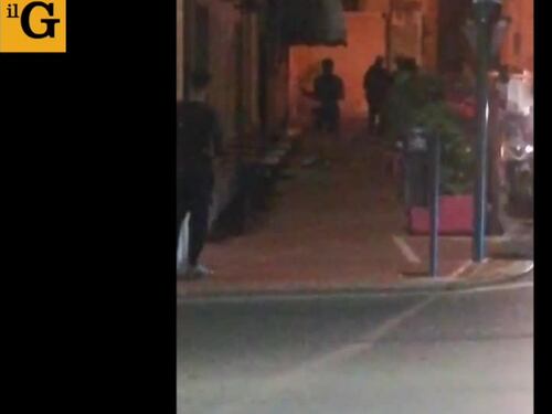 Rissa tra migranti di notte a Ventimiglia, la gente urla: "Basta"