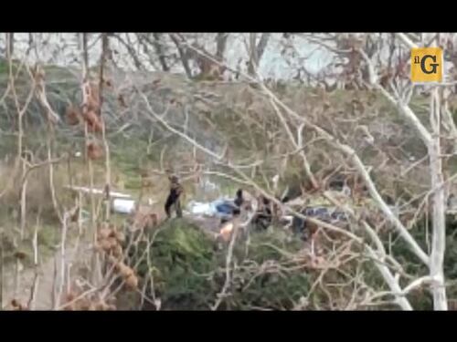 Il campo nomadi abusivo sul Lungotevere, tra roghi tossici e immondizia