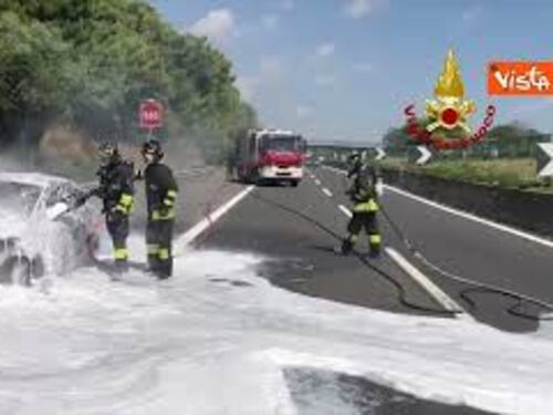 Auto prende fuoco in piena notte sulla A14, l'intervento dei Vigili del Fuoco