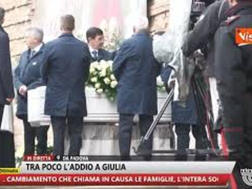 L'applauso per l'arrivo del feretro di Giulia Cecchettin alla Basilica di Santa Giustina a Padova